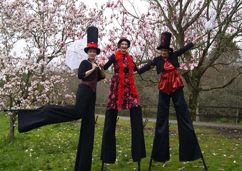 Jean Pierre LEON Compagnie Anime Tes Rêves Spectacles, déambulations, ateliers : Spectacles de rue, déambulations, actions culturelles, ateliers de pratique artistique en Bretagne, France et Europe. Commédienne : Fabienne Lanoë, Anne-Gaël Sire et Véronique Durand. Animations artistiques thématisées qui se déroulent en extérieur : Les Bulleuses, Bigouden Light, BLOOM, KalÕnn. Déambulations et spectacles de rue interactif sont nos spécialités : Déambulation en échasses, en costumes, avec des jeux de bulles .. Ateliers artistiques - Compagnie Anime Tes Rêves : basés sur la pédagogie du jeu et de l’expérience pour un public scolaire, extra-scolaire ou familial. Finistère (29)