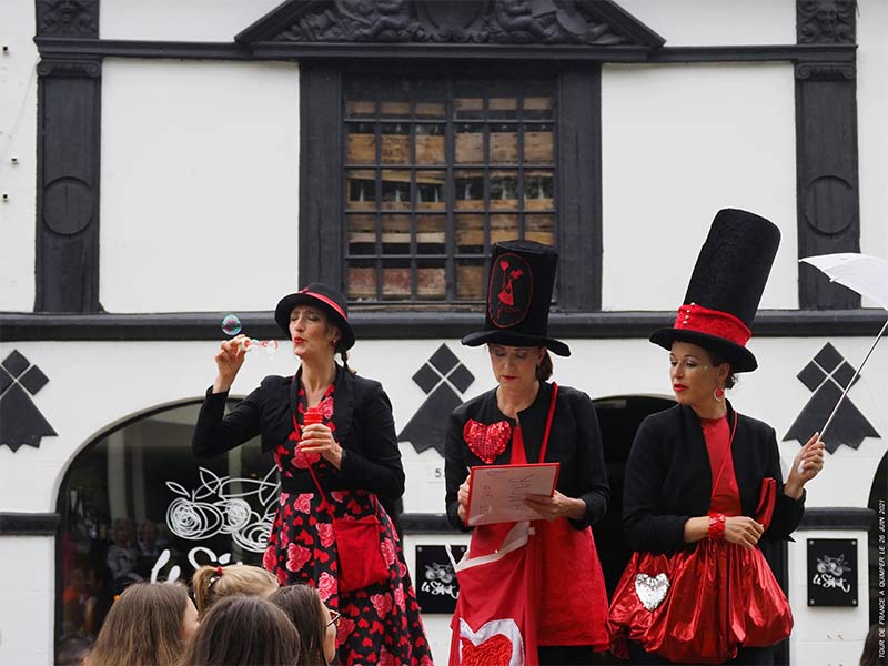 Denis PRIGENT Compagnie Anime Tes Rêves Spectacles, déambulations, ateliers : Spectacles de rue, déambulations, actions culturelles, ateliers de pratique artistique en Bretagne, France et Europe. Commédienne : Fabienne Lanoë, Anne-Gaël Sire et Véronique Durand. Animations artistiques thématisées qui se déroulent en extérieur : Les Bulleuses, Bigouden Light, BLOOM, KalÕnn. Déambulations et spectacles de rue interactif sont nos spécialités : Déambulation en échasses, en costumes, avec des jeux de bulles .. Ateliers artistiques - Compagnie Anime Tes Rêves : basés sur la pédagogie du jeu et de l’expérience pour un public scolaire, extra-scolaire ou familial. Finistère (29)