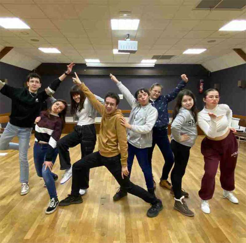 Jean Pierre LEON Compagnie Anime Tes Rêves Spectacles, déambulations, ateliers : Spectacles de rue, déambulations, actions culturelles, ateliers de pratique artistique en Bretagne, France et Europe. Commédienne : Fabienne Lanoë, Anne-Gaël Sire et Véronique Durand. Animations artistiques thématisées qui se déroulent en extérieur : Les Bulleuses, Bigouden Light, BLOOM, KalÕnn. Déambulations et spectacles de rue interactif sont nos spécialités : Déambulation en échasses, en costumes, avec des jeux de bulles .. Ateliers artistiques - Compagnie Anime Tes Rêves : basés sur la pédagogie du jeu et de l’expérience pour un public scolaire, extra-scolaire ou familial. Finistère (29)