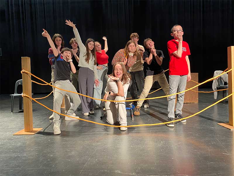 Jean Pierre LEON Compagnie Anime Tes Rêves Spectacles, déambulations, ateliers : Spectacles de rue, déambulations, actions culturelles, ateliers de pratique artistique en Bretagne, France et Europe. Commédienne : Fabienne Lanoë, Anne-Gaël Sire et Véronique Durand. Animations artistiques thématisées qui se déroulent en extérieur : Les Bulleuses, Bigouden Light, BLOOM, KalÕnn. Déambulations et spectacles de rue interactif sont nos spécialités : Déambulation en échasses, en costumes, avec des jeux de bulles .. Ateliers artistiques - Compagnie Anime Tes Rêves : basés sur la pédagogie du jeu et de l’expérience pour un public scolaire, extra-scolaire ou familial. Finistère (29)