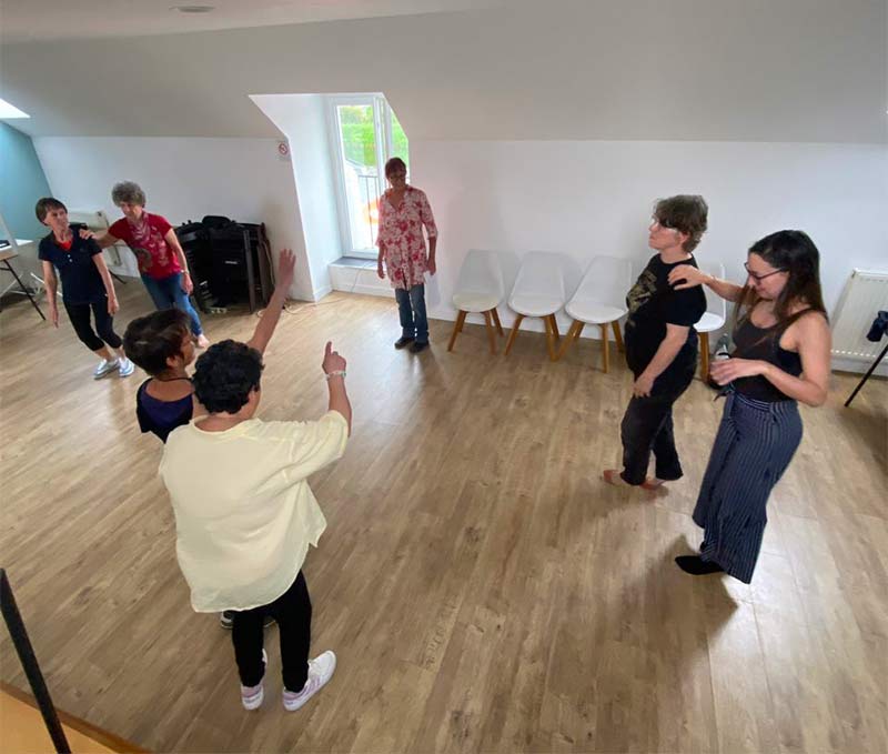 Denis PRIGENT Compagnie Anime Tes Rêves Spectacles, déambulations, ateliers : Spectacles de rue, déambulations, actions culturelles, ateliers de pratique artistique en Bretagne, France et Europe. Commédienne : Fabienne Lanoë, Anne-Gaël Sire et Véronique Durand. Animations artistiques thématisées qui se déroulent en extérieur : Les Bulleuses, Bigouden Light, BLOOM, KalÕnn. Déambulations et spectacles de rue interactif sont nos spécialités : Déambulation en échasses, en costumes, avec des jeux de bulles .. Ateliers artistiques - Compagnie Anime Tes Rêves : basés sur la pédagogie du jeu et de l’expérience pour un public scolaire, extra-scolaire ou familial. Finistère (29)