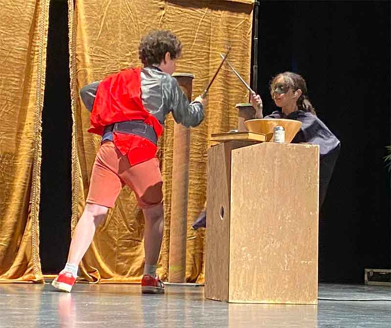 Denis PRIGENT Compagnie Anime Tes Rêves Spectacles, déambulations, ateliers : Spectacles de rue, déambulations, actions culturelles, ateliers de pratique artistique en Bretagne, France et Europe. Commédienne : Fabienne Lanoë, Anne-Gaël Sire et Véronique Durand. Animations artistiques thématisées qui se déroulent en extérieur : Les Bulleuses, Bigouden Light, BLOOM, KalÕnn. Déambulations et spectacles de rue interactif sont nos spécialités : Déambulation en échasses, en costumes, avec des jeux de bulles .. Ateliers artistiques - Compagnie Anime Tes Rêves : basés sur la pédagogie du jeu et de l’expérience pour un public scolaire, extra-scolaire ou familial. Finistère (29)