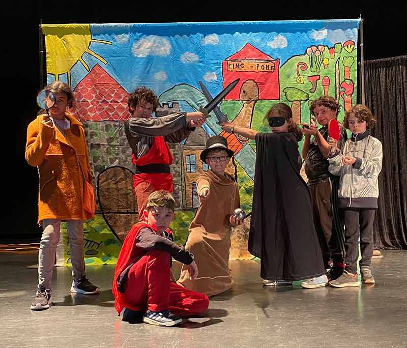 Jean Pierre LEON Compagnie Anime Tes Rêves Spectacles, déambulations, ateliers : Spectacles de rue, déambulations, actions culturelles, ateliers de pratique artistique en Bretagne, France et Europe. Commédienne : Fabienne Lanoë, Anne-Gaël Sire et Véronique Durand. Animations artistiques thématisées qui se déroulent en extérieur : Les Bulleuses, Bigouden Light, BLOOM, KalÕnn. Déambulations et spectacles de rue interactif sont nos spécialités : Déambulation en échasses, en costumes, avec des jeux de bulles .. Ateliers artistiques - Compagnie Anime Tes Rêves : basés sur la pédagogie du jeu et de l’expérience pour un public scolaire, extra-scolaire ou familial. Finistère (29)